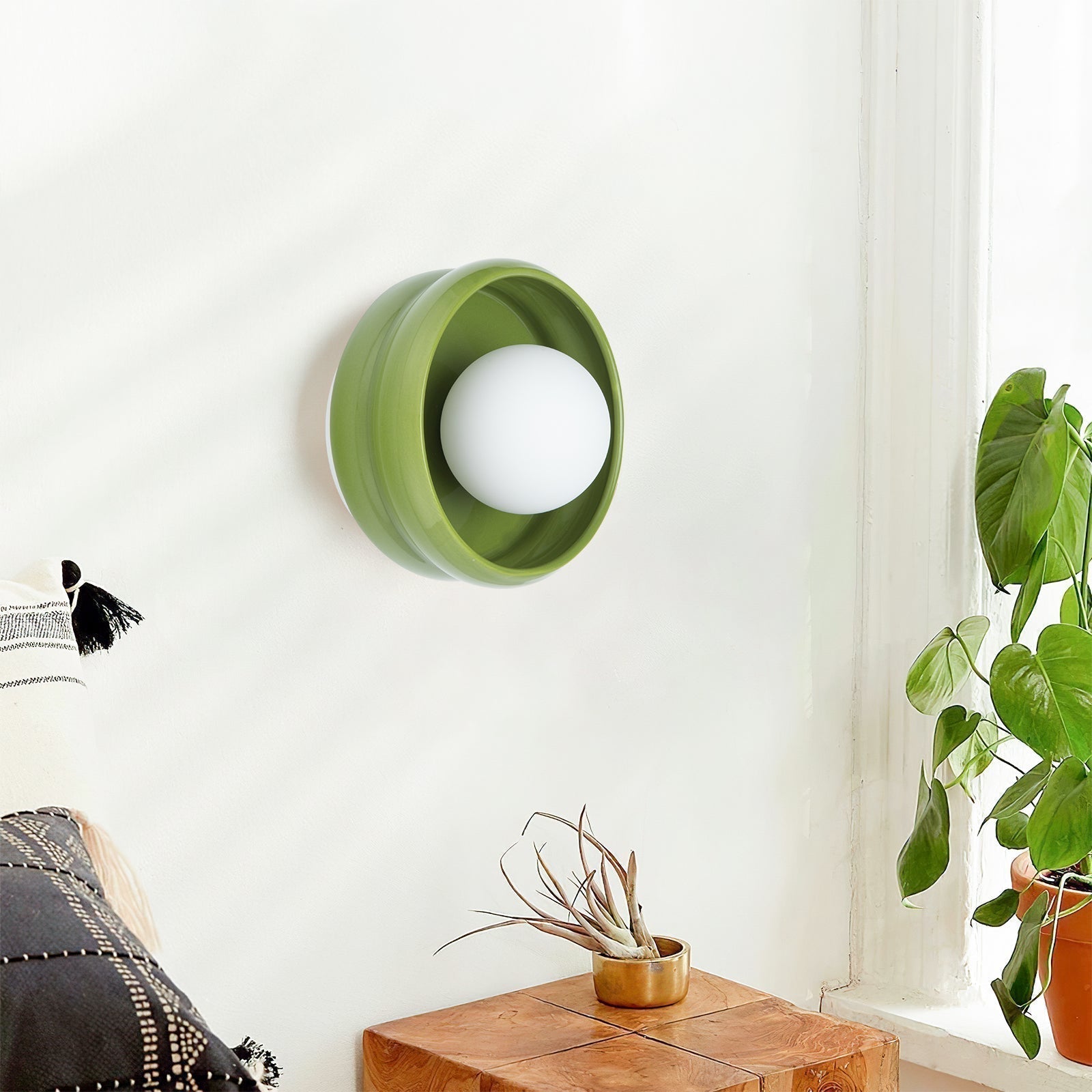 Grüne runde Keramik-Wandleuchte mit weißem Leuchtmittel, modernes Design, Innenbeleuchtung.