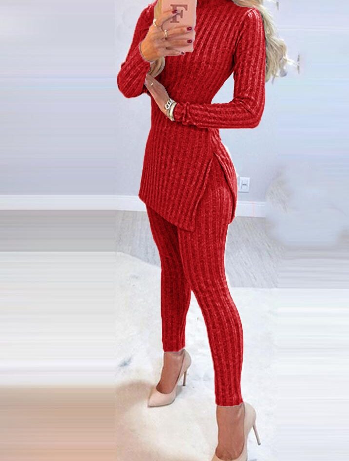 Frau in rotem geripptem Strick-Set, bestehend aus langem Oberteil und Leggings, modisch elegant.