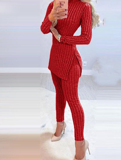 Frau in rotem geripptem Strick-Set, bestehend aus langem Oberteil und Leggings, modisch elegant.