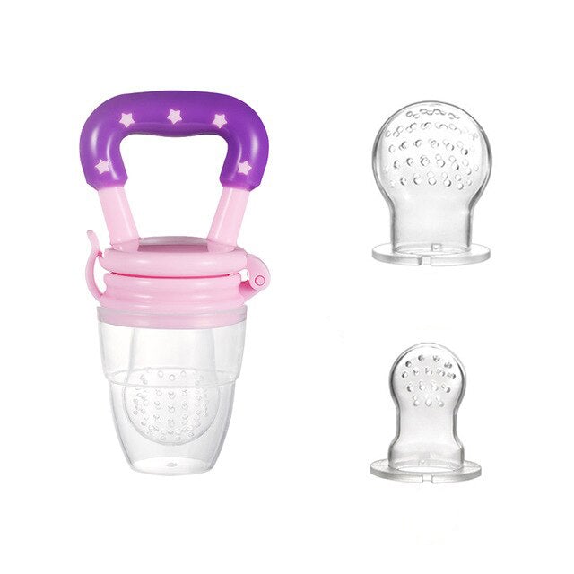 Rosa Baby Fruchtsauger mit lila Griff und zwei transparenten Silikonaufsätzen, BPA-frei.