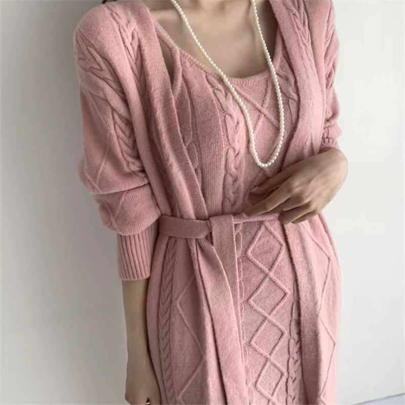 Damen Strickkleid rosa, Zopfmuster, Gürtel, Perlenkette, elegantes Design, Herbstmode.