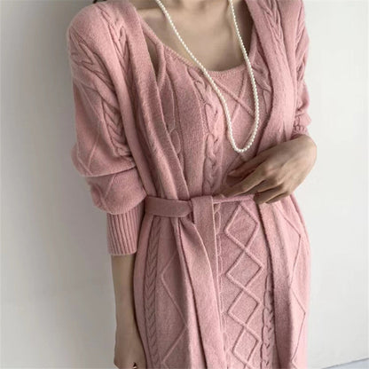 Damen Strickkleid rosa, Zopfmuster, Gürtel, Perlenkette, elegantes Design, Herbstmode.