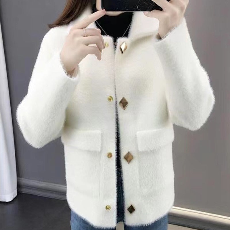 Weiße Damenjacke aus Kunstpelz mit goldenen Knöpfen, modisch und elegant.