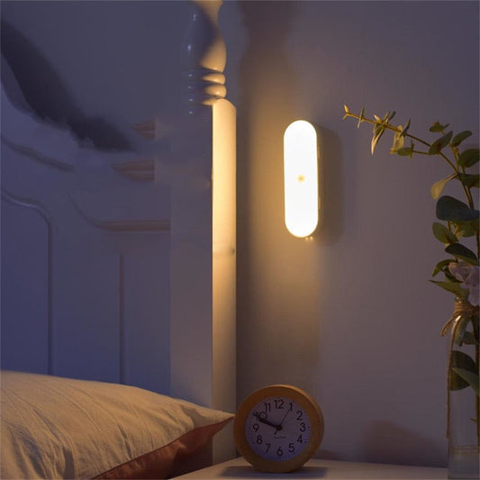 LED-Wandleuchte im Schlafzimmer, warmweißes Licht, modernes Design, energiesparend.