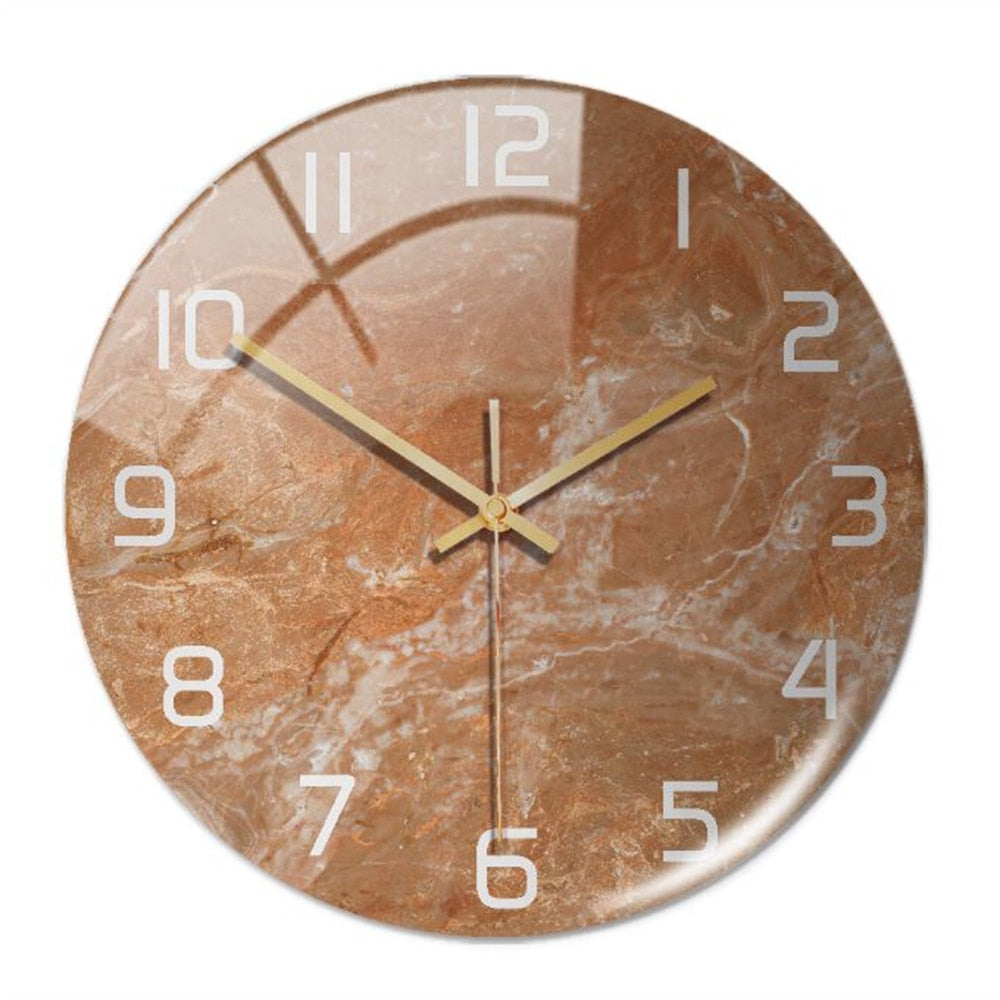 Runde Wanduhr aus Marmoroptik, braun, mit goldenen Zeigern und weißen Ziffern.