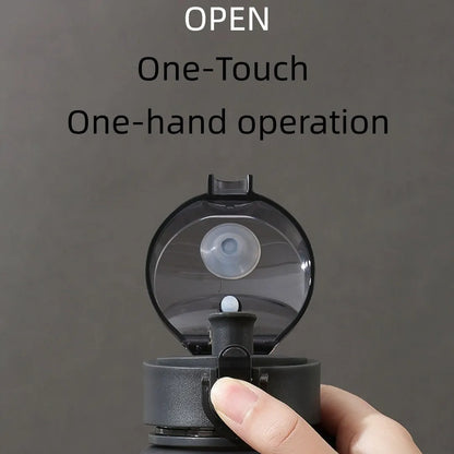 Schwarze Trinkflasche mit Einhandbedienung, One-Touch-Deckel, BPA-frei, auslaufsicher.