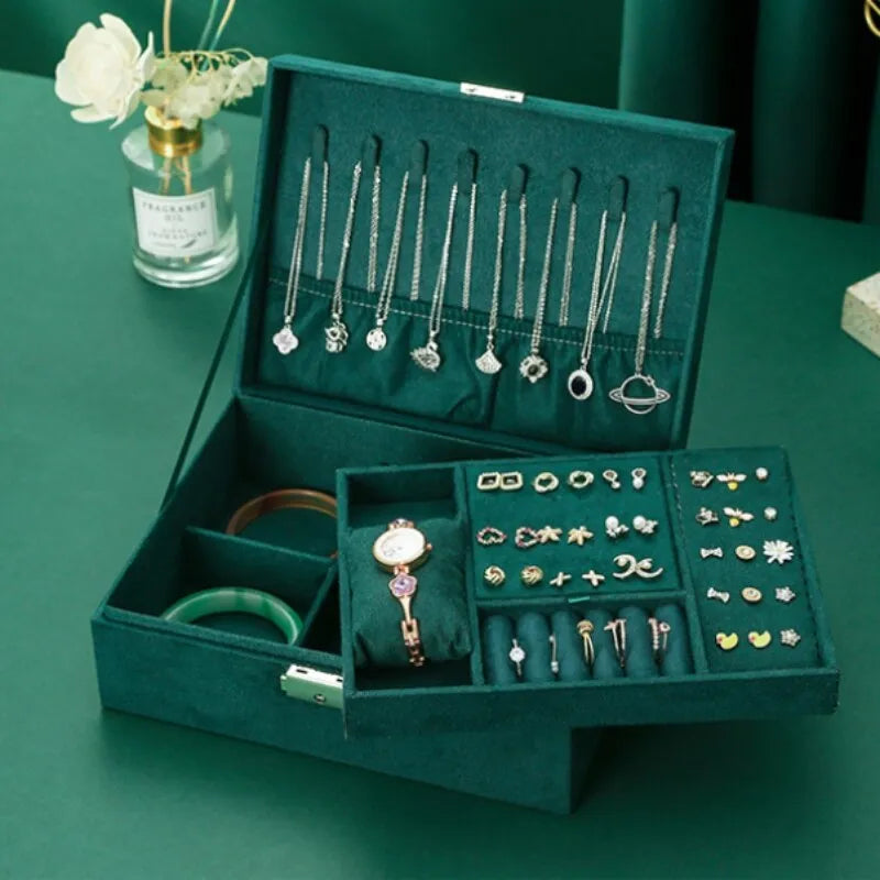 Grüne Schmuckschatulle mit Halsketten, Ohrringen und Armbändern, Samt, Organizer, Geschenkidee.