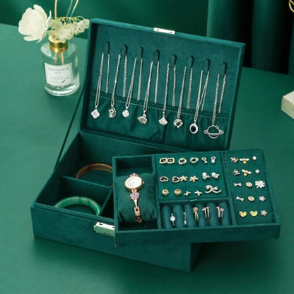 Grüne Schmuckschatulle mit Halsketten, Ohrringen und Armbändern, Samt, Organizer, Geschenkidee.