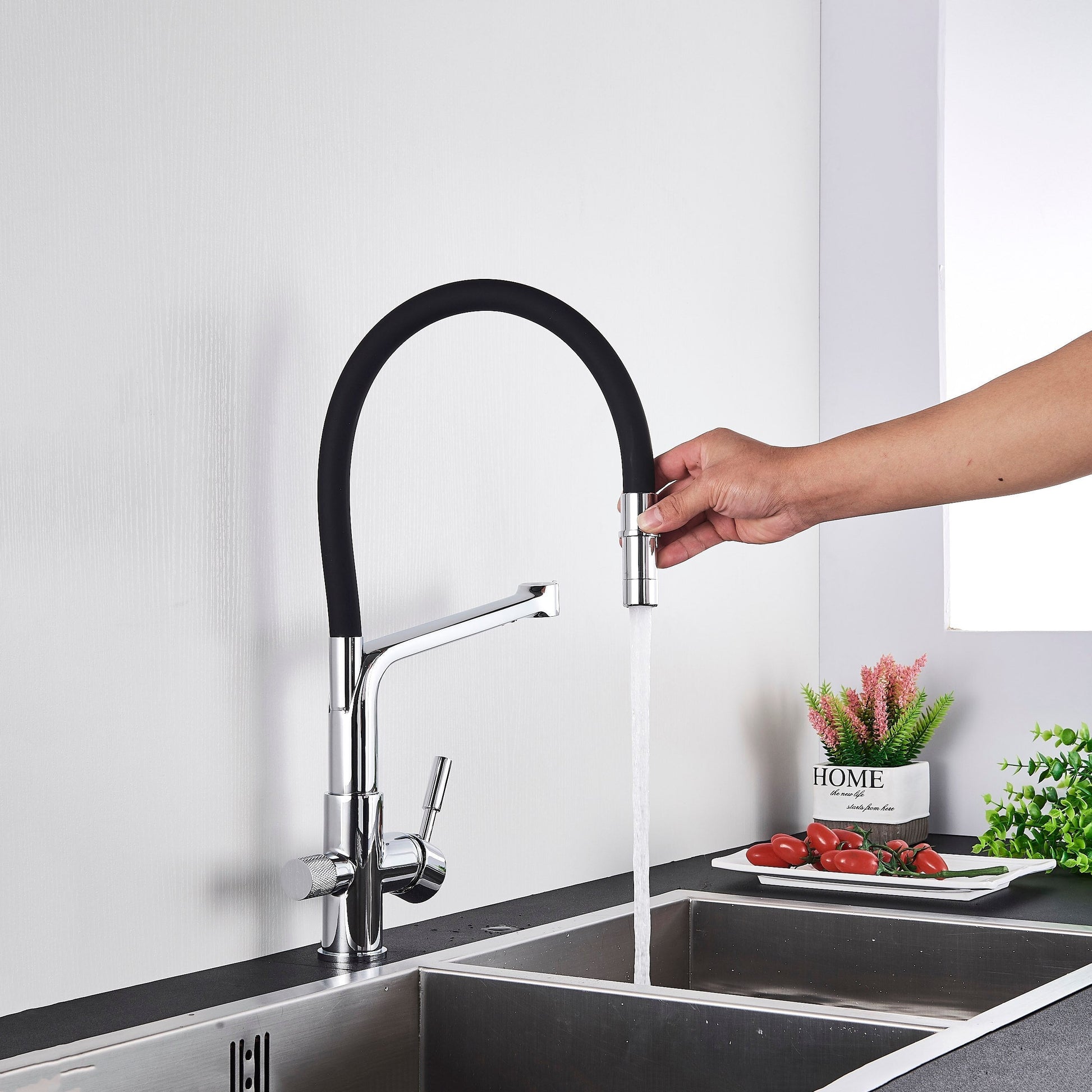 Schwarzer Küchenarmatur mit flexiblem Auslauf, Edelstahl, modernes Design, Wasserhahn.