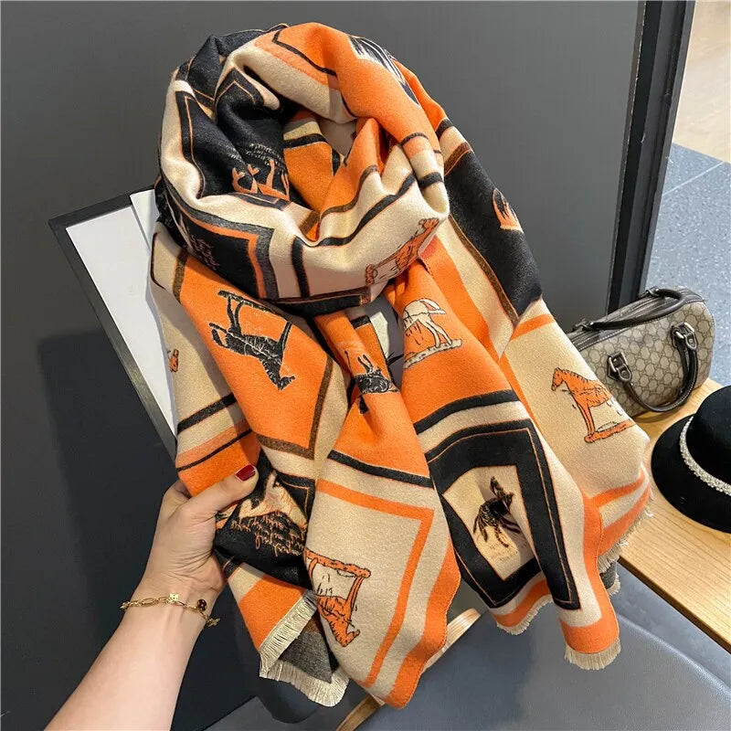 Orange-beige Damen-Schal mit Pferdemuster, weiches Material, modisches Accessoire, Herbst-Winter.