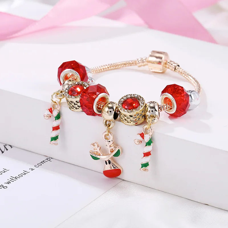 Goldenes Armband mit roten Kristallperlen und weihnachtlichen Anhängern, Schmuck für Damen.