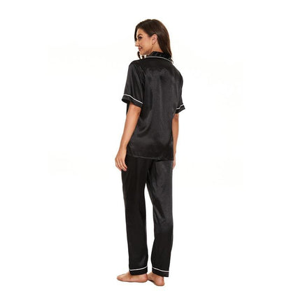 Schwarzer Satin-Pyjama-Set für Damen, kurzärmelig, mit weißer Paspelierung, bequem und elegant.