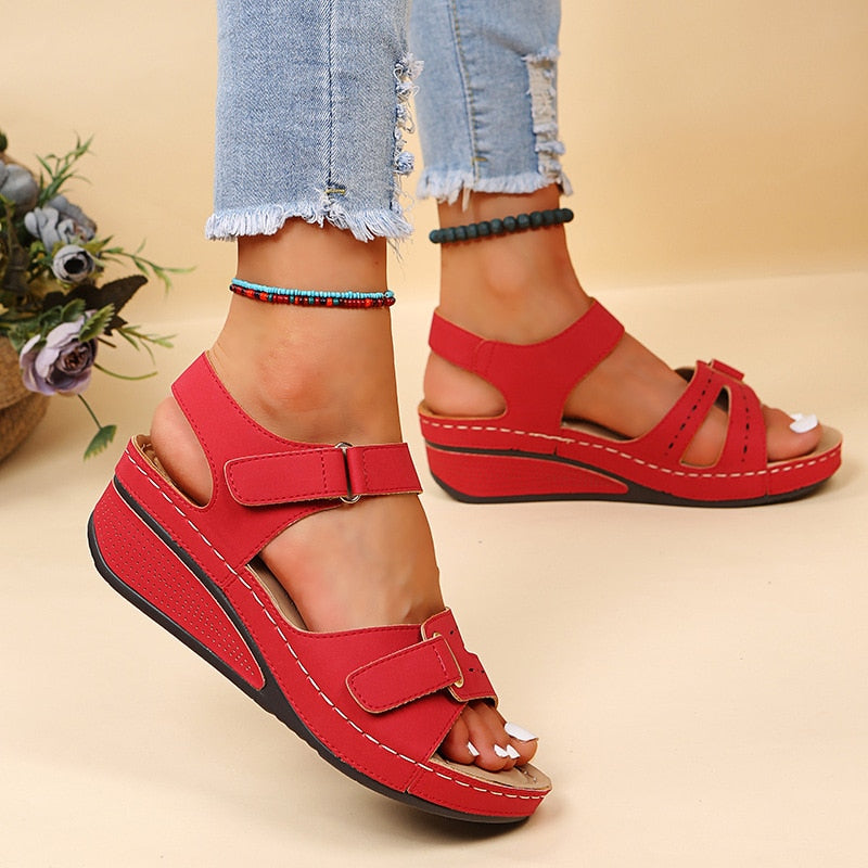 Rote Damen-Sandalen mit Keilabsatz, verstellbarem Riemen, bequem, modisch, Sommermode.