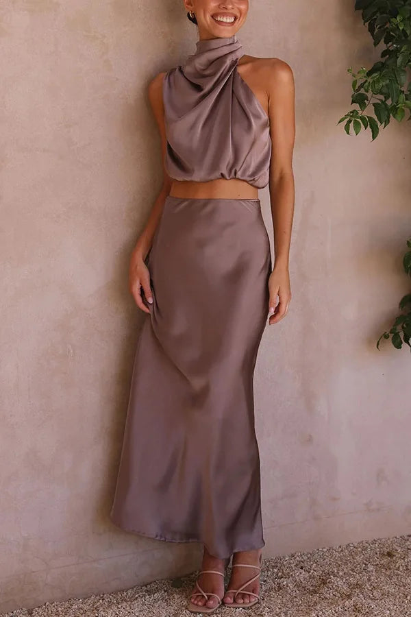 Elegantes, ärmelloses Satinkleid in Taupe, bodenlang, mit hohem Kragen für Abendmode.
