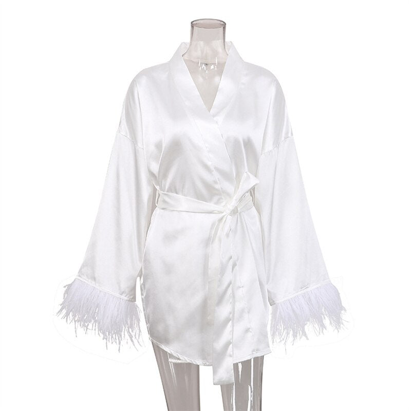 Weiße Satin-Kimono-Robe mit Federn, Damenmode, luxuriös, elegant, Morgenmantel.