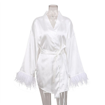 Weiße Satin-Kimono-Robe mit Federn, Damenmode, luxuriös, elegant, Morgenmantel.
