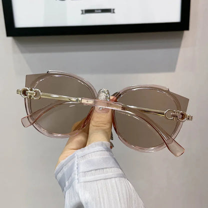 Damen Sonnenbrille rosa transparent, modisches Accessoire, UV-Schutz, elegantes Design.