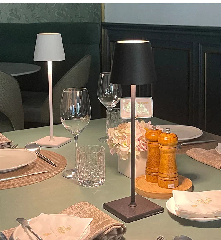 Moderne Tischlampe schwarz, Metall, Esszimmer, elegante Beleuchtung, zeitgenössisches Design.