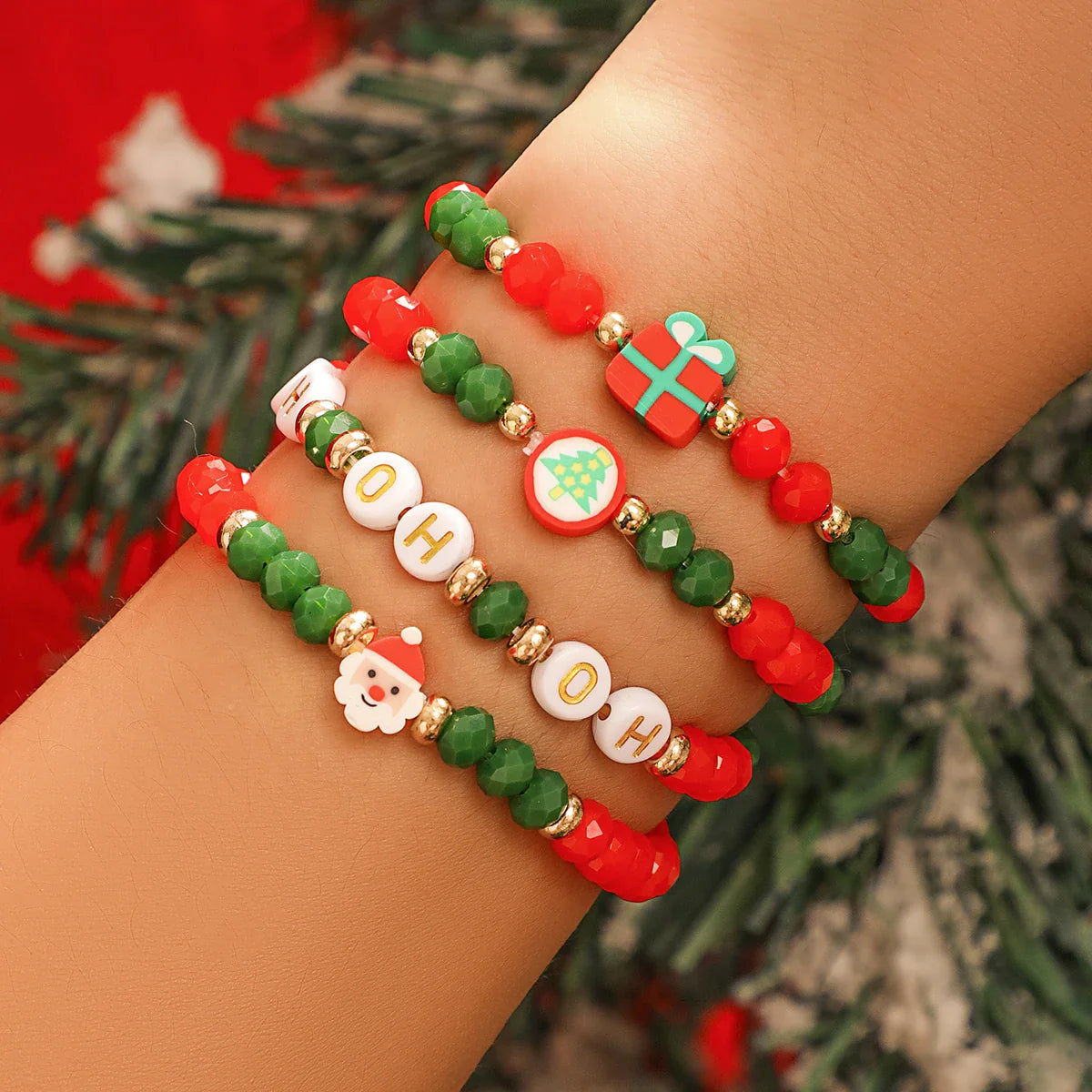Weihnachtsarmbänder Set, rot-grün, Perlen, Geschenk, Tannenbaum, Santa-Motiv, festlich.