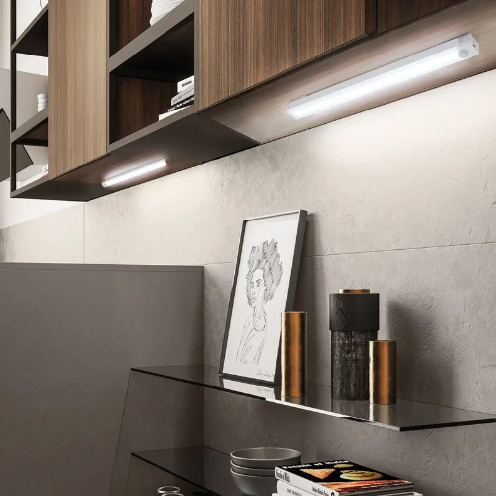 LED-Unterbauleuchte Küche, modern, energiesparend, warmweiß, Holzregal, elegante Beleuchtung.