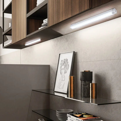 LED-Unterbauleuchte Küche, modern, energiesparend, warmweiß, Holzregal, elegante Beleuchtung.