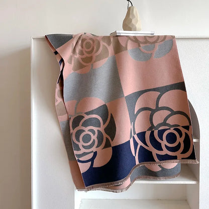 Rosa-graue Decke mit Blumenmuster, Baumwolle, dekorativ, Wohnzimmer, modern, stilvoll.