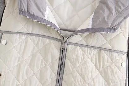 Weiße gesteppte Jacke mit Reißverschluss, Kapuze, modisch, warm, Winterbekleidung.
