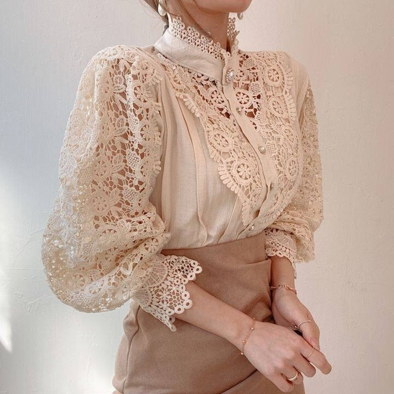 Damenbluse aus Spitze, beige, Vintage-Stil, langärmlig, elegant, modisch, Büro-Outfit.