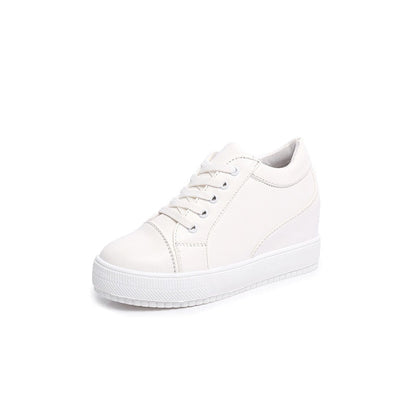 Weiße Damen-Sneaker aus Leder mit Plateau, modisch und bequem für den Alltag.