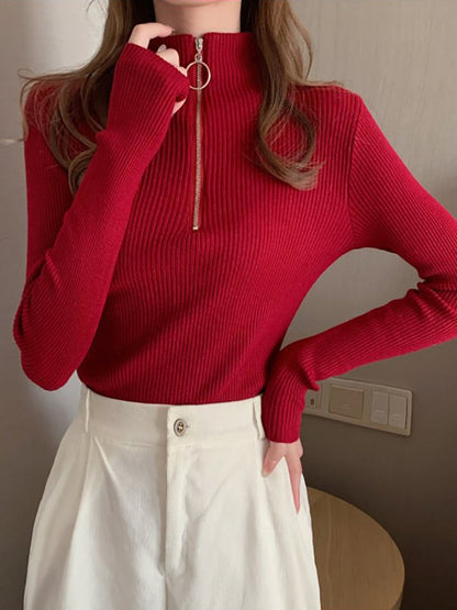 Roter Damenpullover mit Reißverschluss, gerippt, langärmelig, modisch, Herbstmode.