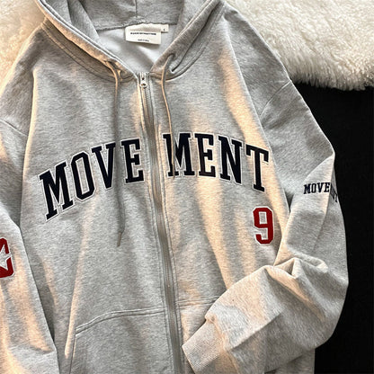 Grauer Kapuzenpullover mit Reißverschluss, "MOVEMENT" Aufdruck, Baumwolle, sportlich, lässig.