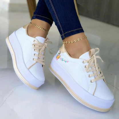 Weiße Damen-Sneaker mit Blumenstickerei, Plateau-Sohle, goldene Details, Freizeitschuh.