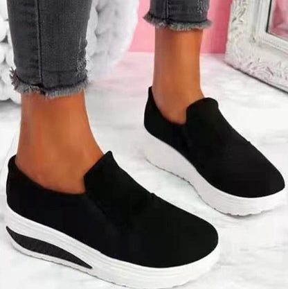 Schwarze Damen-Sneaker mit Keilabsatz, bequem, modisch, ideal für Freizeitkleidung.
