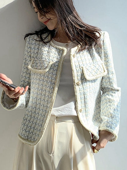 Frau in weißer Tweed-Jacke mit Smartphone, modisch, elegant, Tageslicht, lässiger Stil.