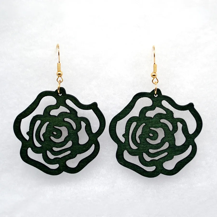 Schwarze Rosen-Ohrringe aus Holz, goldene Haken, handgefertigter Schmuck, modisch, elegant.