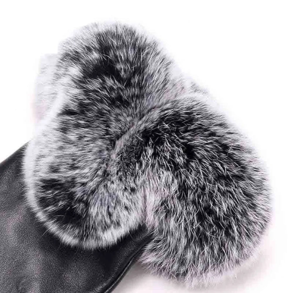 Schwarzer Lederhandschuh mit grauem Kunstfellbesatz, modisch, warm, elegant.