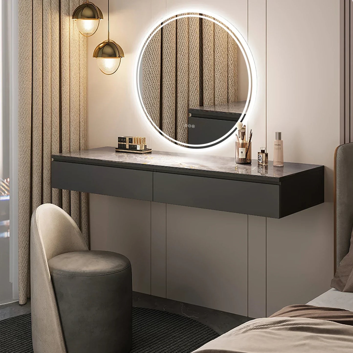 Moderner Schminktisch mit rundem LED-Spiegel, schwarzer Oberfläche, Hocker, Make-up-Accessoires.