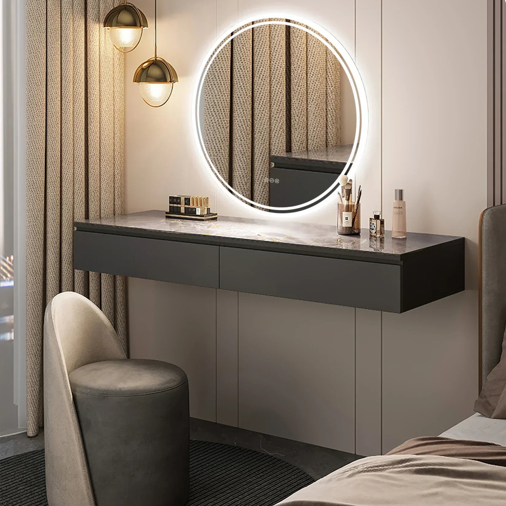 Moderner Schminktisch mit rundem LED-Spiegel, schwarzer Oberfläche, Hocker, Make-up-Accessoires.