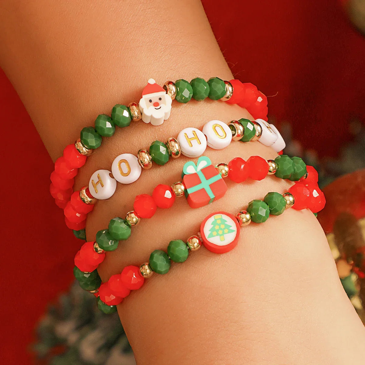 Rote und grüne Weihnachtsarmbänder mit Perlen, Santa, Geschenk und Baum-Design.
