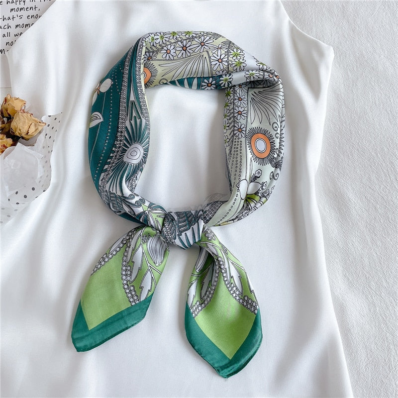 Seidenschal Damen, grün-grau, florales Muster, quadratisch, modisches Accessoire, elegant.