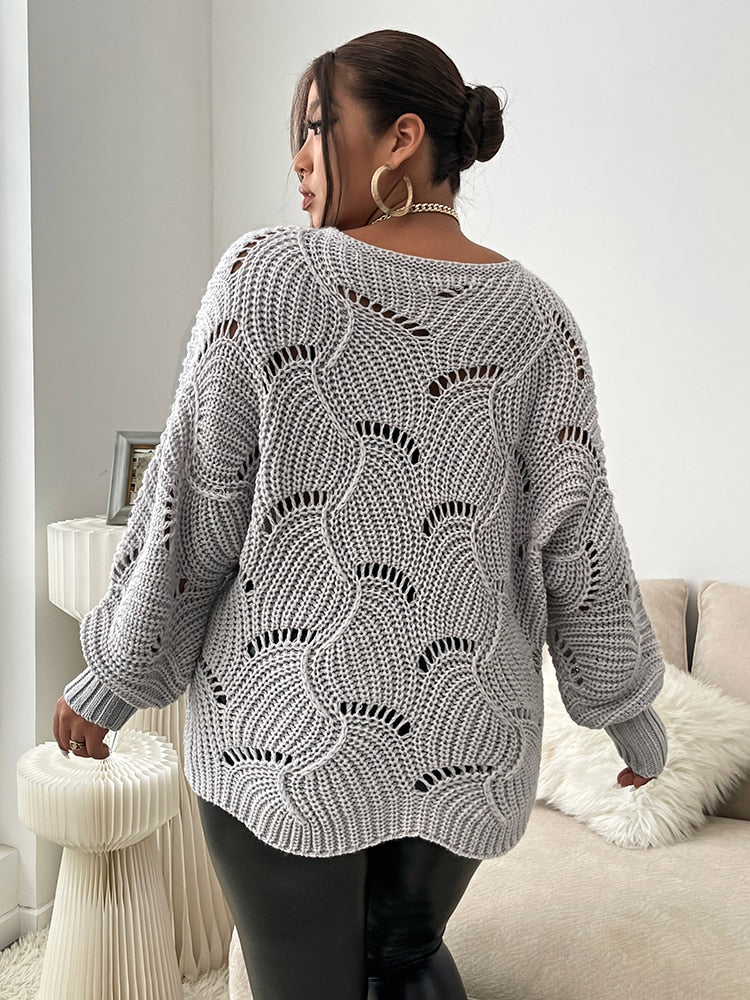 Frau in grauem Strickpullover, gehäkeltes Muster, modisch, gemütlich, Wohnzimmer.