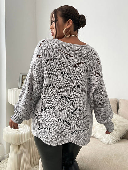 Frau in grauem Strickpullover, gehäkeltes Muster, modisch, gemütlich, Wohnzimmer.
