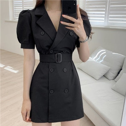 Frau in schwarzem Blazer-Kleid mit Gürtel, elegantes Design, kurze Ärmel, modisch.