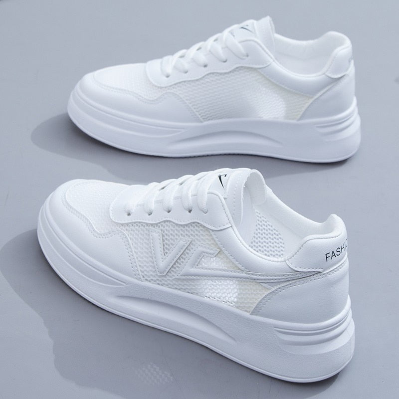 Weiße Sneaker aus Mesh und Leder, modisches Design, bequeme Freizeitschuhe für Damen.