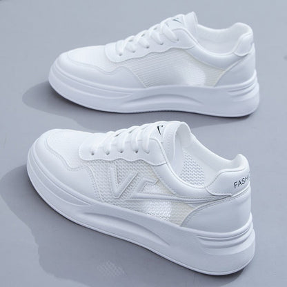 Weiße Sneaker aus Mesh und Leder, modisches Design, bequeme Freizeitschuhe für Damen.