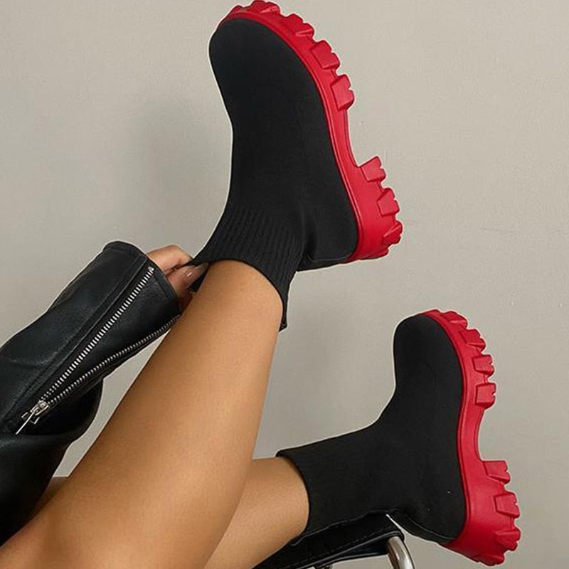 Schwarze Stiefel mit roter Sohle, Damenmode, trendige Schuhe, Herbst-Winter, bequem, stylisch.