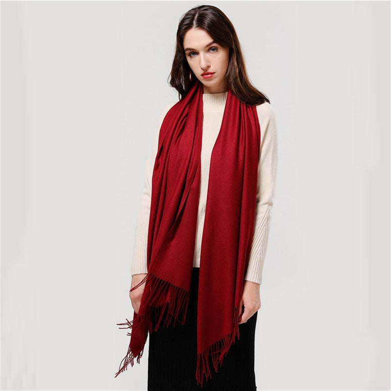 Frau mit rotem Schal aus Kaschmir, elegant, modisch, Damenaccessoire, Herbst-Winter-Mode.