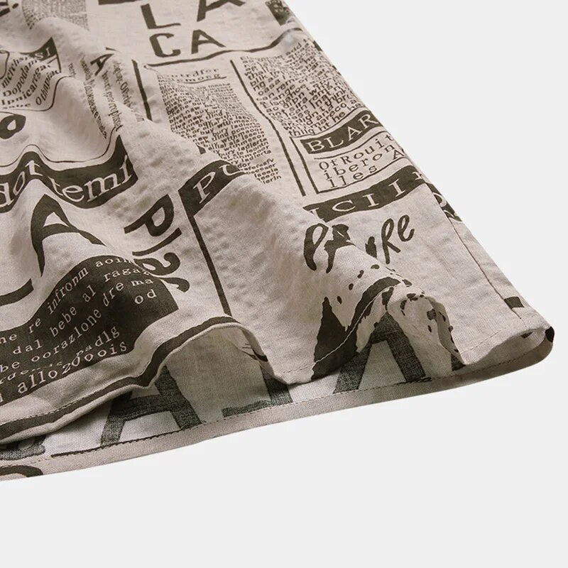 Beige Leinenstoff mit schwarzem Zeitungsdruck, ideal für DIY-Nähprojekte und Dekoration.