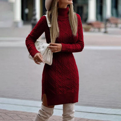 Frau in rotem Strickkleid mit Rollkragen, hält weiße Handtasche, trägt beige Stiefel.