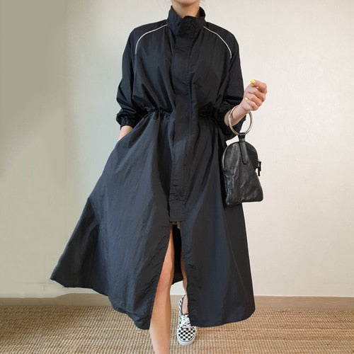 Schwarzer Damen-Trenchcoat, lang, mit Kordelzug, modisch, elegant, aus Baumwolle.